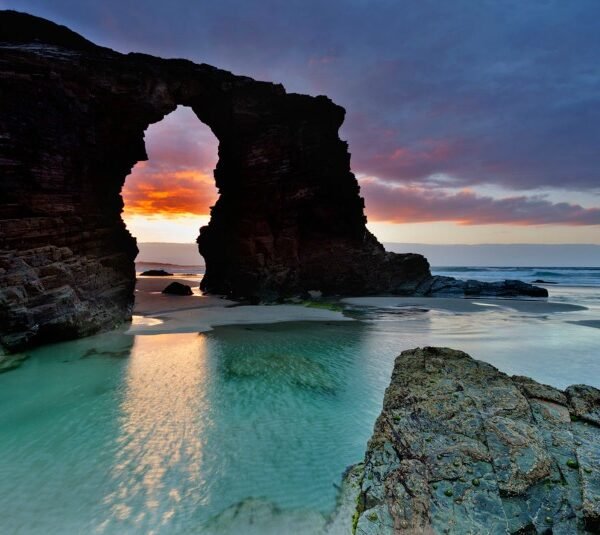 Descubre la Playa de las Catedrales: Un fin de semana inolvidable en la joya de Galicia 🌊⛪