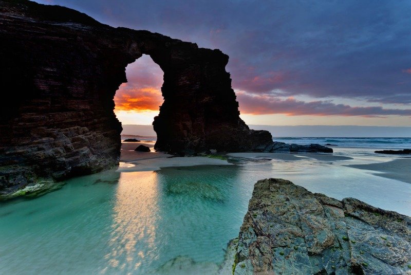 Descubre la Playa de las Catedrales: Un fin de semana inolvidable en la joya de Galicia 🌊⛪